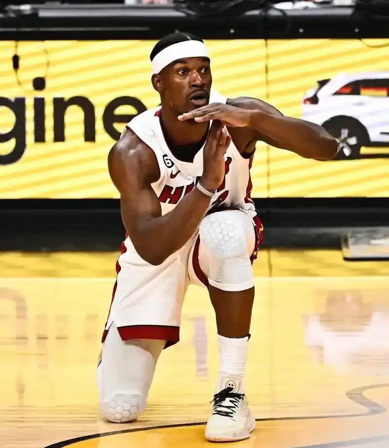 巴特勒回归赛场,连败首场状态亮眼,独行侠观众沸腾! 巴特勒回归赛场,连败首场状态亮眼,独行侠观众沸腾!