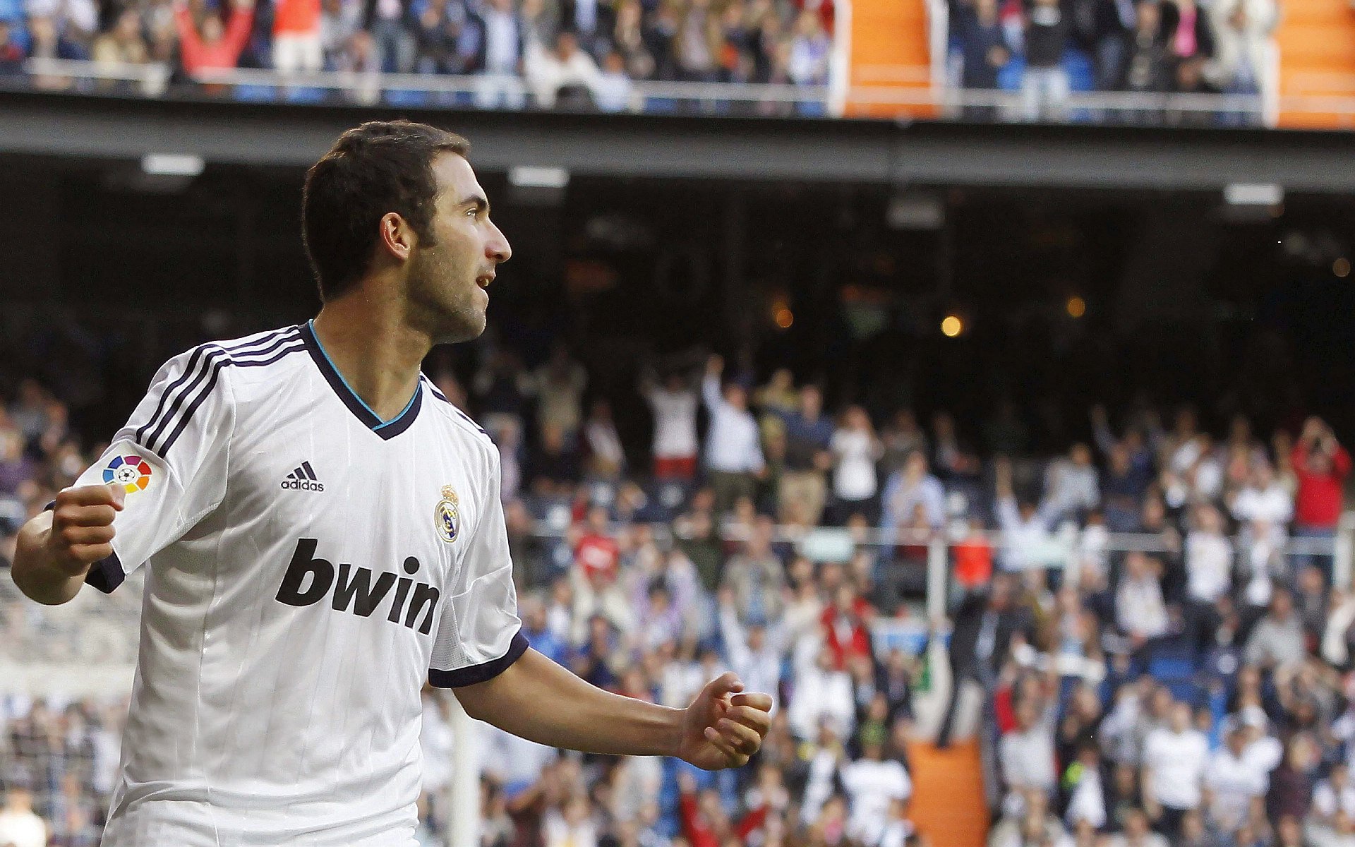 -Faker在公牛比赛中夺冠，出色防守引发热议！观众掌声雷动